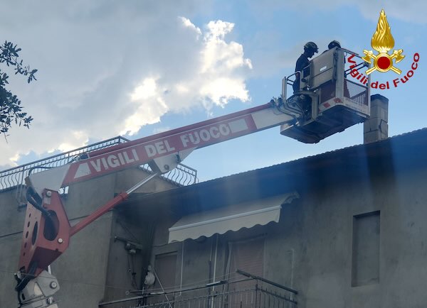 Vigili del Fuoco, in corso la rimozione di un comignolo pericolante 
