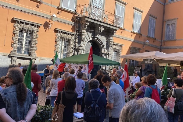 "In piazza per difendere Costituzione e diritti civili contro le tesi di Futuro Nazionale"