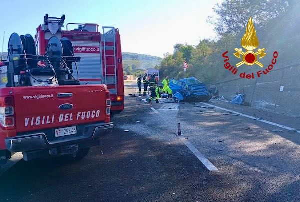 Scontro tra camion e auto all'altezza del cantiere, due feriti gravi
