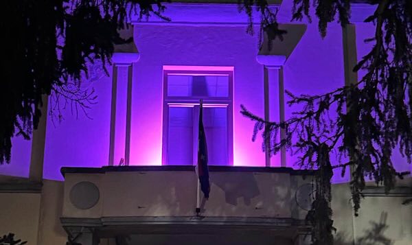 Luce fucsia sulla facciata della Scuola "Bachelet" per una comunit&agrave; pi&ugrave; consapevole