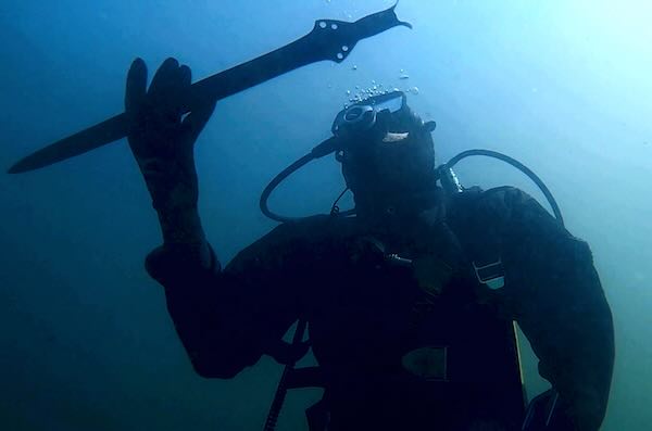 Eccezionale rinvenimento nel Lago di Mezzano, recuperata una spada dell'Et&agrave; del Bronzo